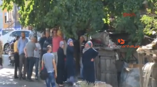 Annesini, başına defalarca mermerle vurarak öldürdü