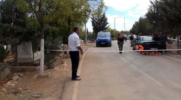 Annesinin mezarında intihar etti