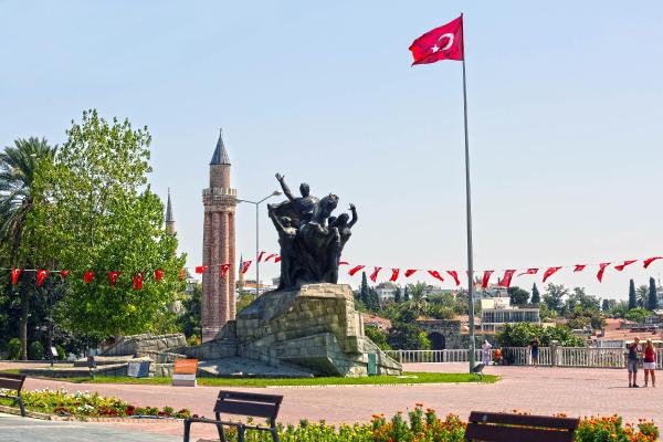 ANTALYA BAYRAKLARLA DONATILDI