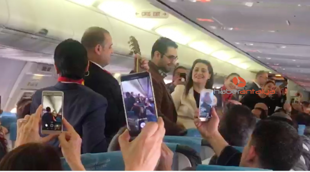 Antalya-Berlin uçağında müthiş sürpriz