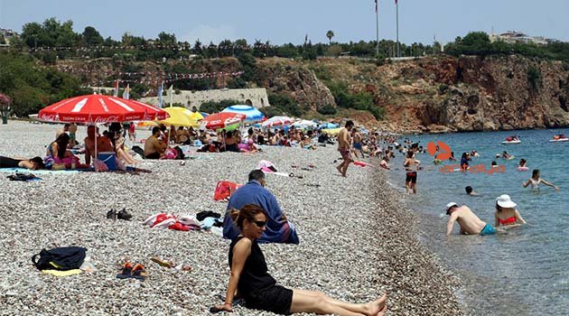 Antalya’da 30 dereceyi gören denize koştu