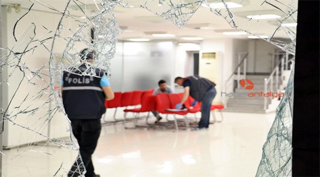 Antalya’da banka şubesine baltayla zarar veren şahıs teslim oldu