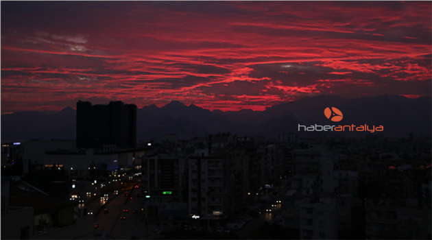 Antalya’da gökyüzünde renk cümbüşü