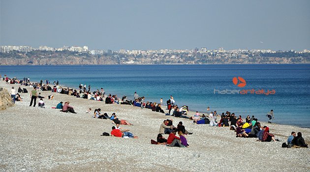 ANTALYA’DA GÜNEŞİ GÖREN SAHİLE KOŞTU