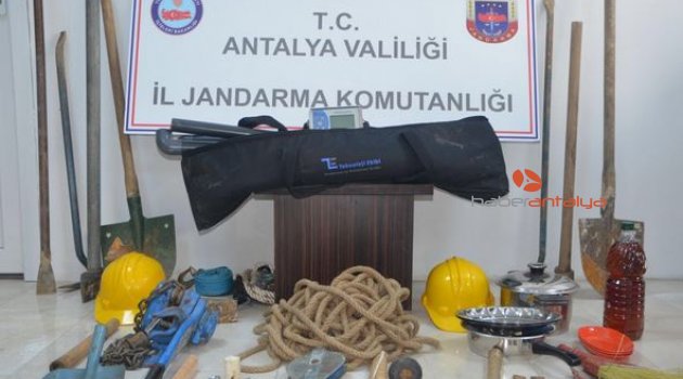 Antalya’da kaçak kazı yapan 5 kişi yakalandı