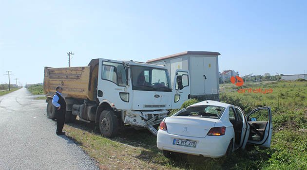 Antalya’da kamyon ile otomobil çarpıştı: 1 yaralı