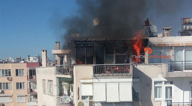 Antalya’da korkutan yangın: Mahalleli sokağa döküldü