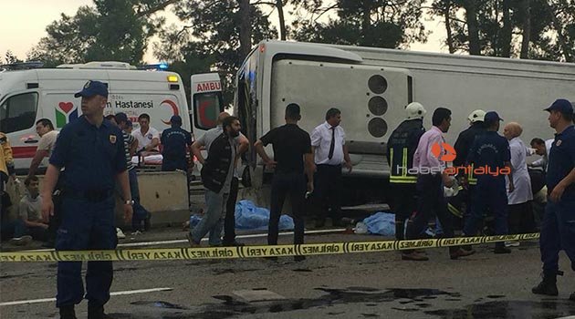 Antalya’da minibüs otel servisine arkadan çarptı: Ölü ve yaralılar var