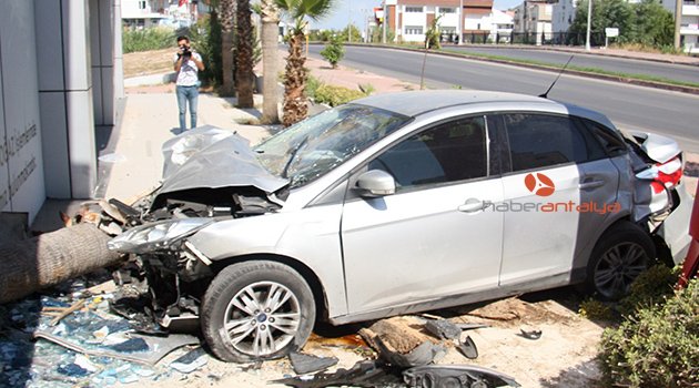 Antalya’da otomobil sağlık merkezine girdi