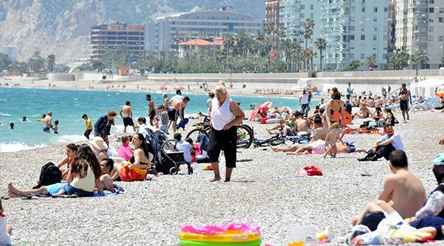 ANTALYA’DA RÜZGAR DENİZ KEYFİNİ ENGELLEYEMEDİ