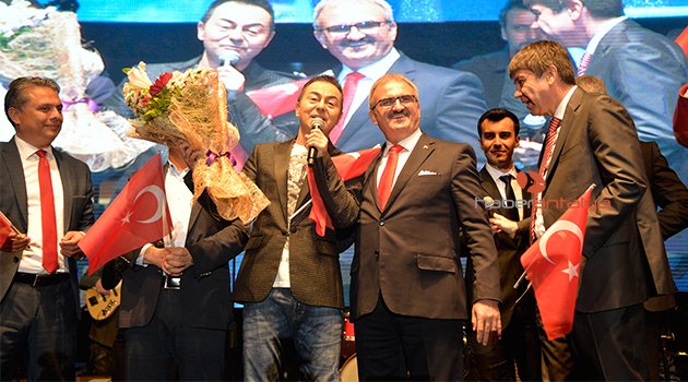 Antalya’da Serdar Ortaçlı Cumhuriyet kutlaması
