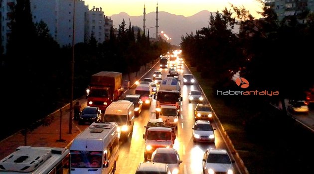 ANTALYA’DA TRAFİĞE KAYITLI ARAÇ SAYISI 946 BİN 908 OLDU