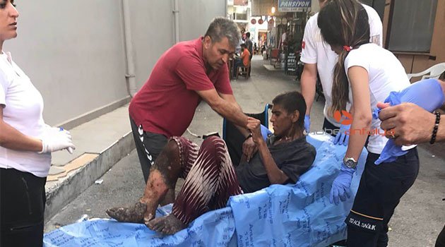 Antalya’da yaralı dilenciye zabıtadan yardım eli