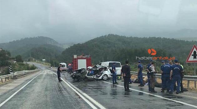 Antalya’da yolcu otobüsü ile otomobil çarpıştı: 2 ölü, 4 yaralı