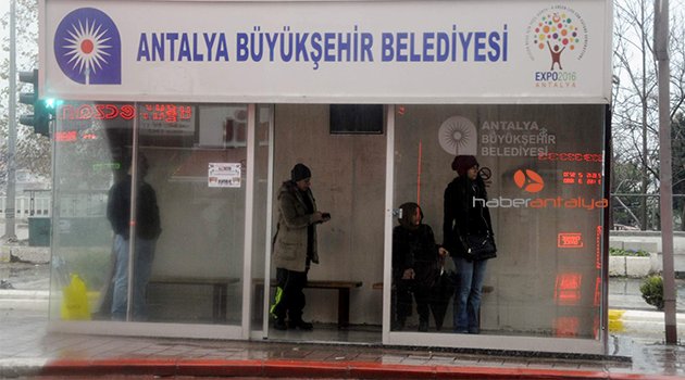 ANTALYA GÜNE YAĞMURLA BAŞLADI