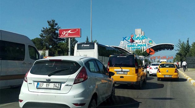 ANTALYA HAVALİMANI YOLUNDA ARAÇ KUYRUĞU