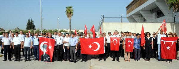 ANTALYA HAVALİMANI'NDA ÇALIŞANLAR TERÖR'Ü LANETLEDİ