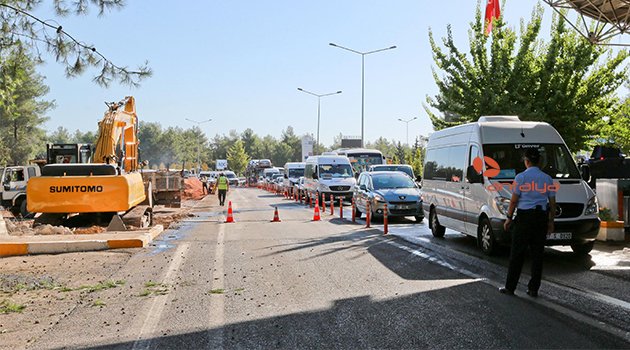 ANTALYA HAVALİMANI'NDA 'GÜVENLİK KUYRUĞU' SÜRÜYOR
