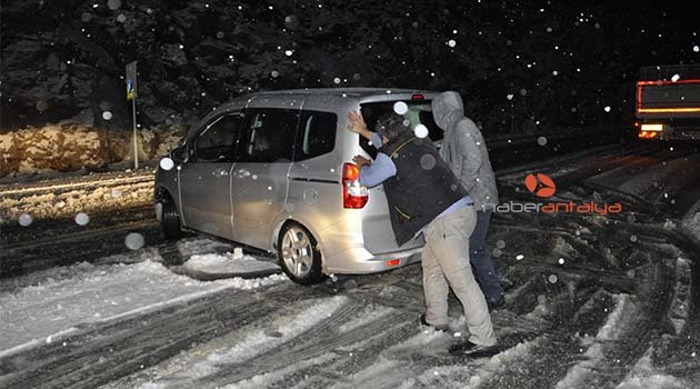 Antalya - Konya karayolunda kar yağışı trafiği olumsuz etkiledi