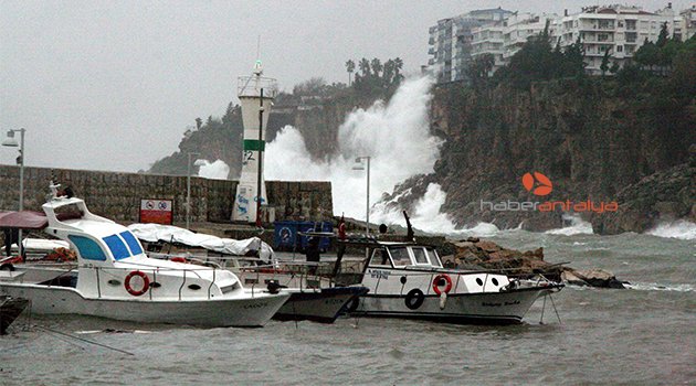 ANTALYA KÖRFEZİ'NDE FIRTINA UYARISI
