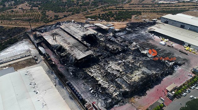 Antalya OSB'de 19 bin metrekarelik fabrika küle döndü