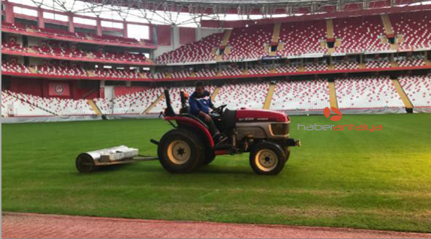 Antalya Stadı'nın zeminine bakım yapıldı