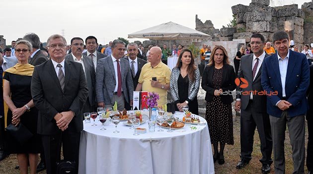 Antalya turizmi, Perge'de 'yaza merhaba' dedi