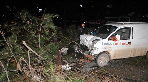 ANTALYA’YI FIRTINA VE YAĞMUR VURDU: 15 YARALI