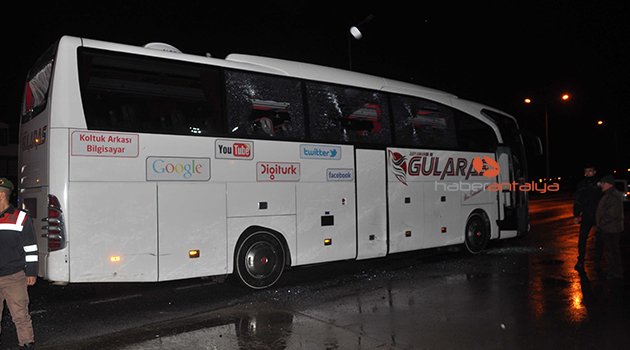 Ölümlü kazada vatandaş otobüsü taşladı