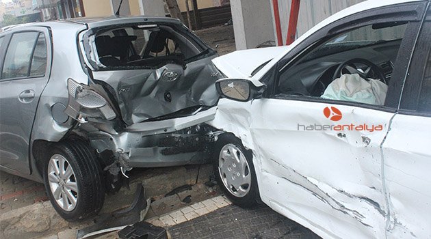 Antalya'da 3 araç birbirine girdi, ortalık savaş alanına döndü