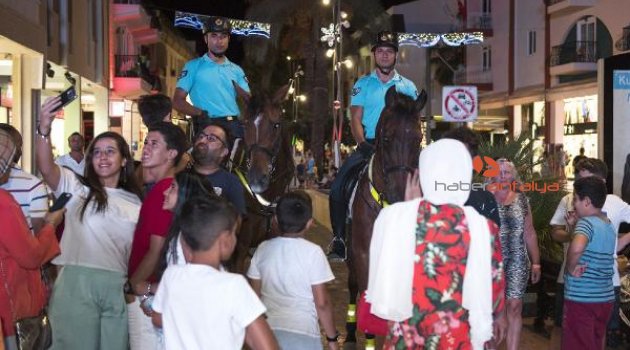 Antalya'da 'atlı jandarma'ya yoğun ilgi