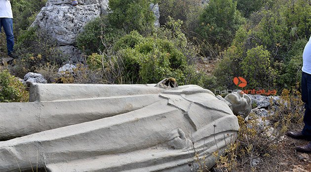 Antalya'da çalılık alanda Atatürk heykeli bulundu