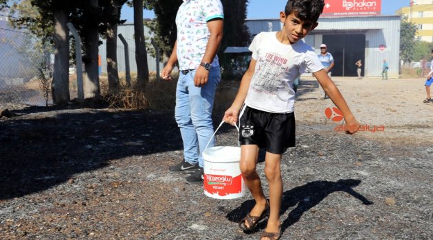 Antalya'da çalılık yangını: Küçük çocuklar kovalarla su taşıdı