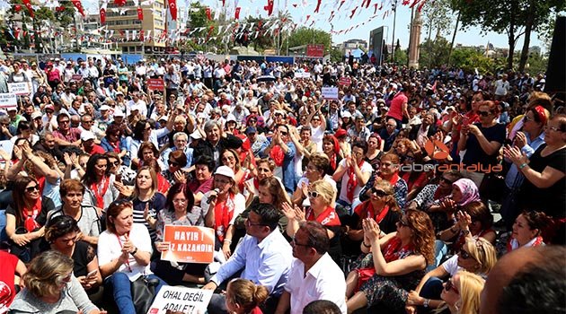 Antalya'da CHP'liler, demokrasi için oturdu