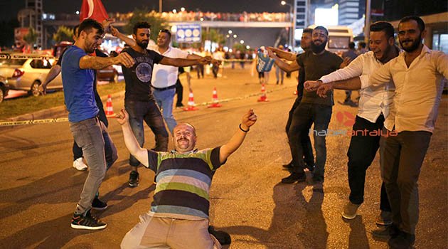 Antalya'da coşkulu seçim sonucu kutlaması