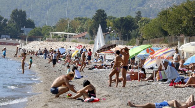 ANTALYA'DA DENİZ KEYFİ DEVAM EDİYOR