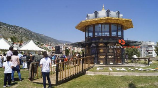 Antalya'da deniz manzaralı kütüphane