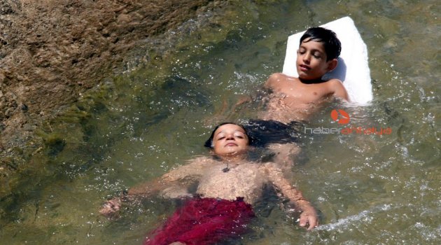 Antalya'da denize gidemeyen çocukların su kanalında tehlikeli rafting keyfi