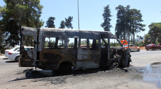 Antalya'da faciadan dönüldü: Tur minibüsü tüneldeyken alev aldı