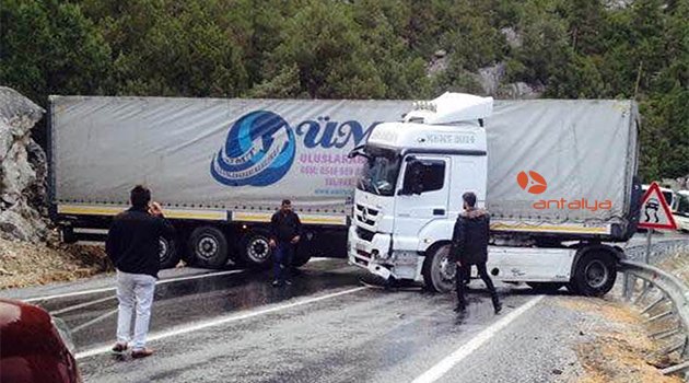 Antalya'da faciadan dönüldü! Yağış nedeniyle kayganlaşan yolda...