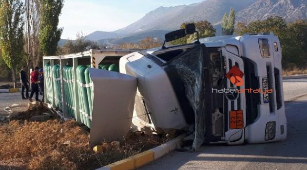 Antalya'da faciaya ramak kala! CNG tüpü yüklü TIR devrildi
