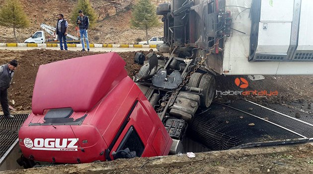 Antalya'da feci kaza: 3 yaralı