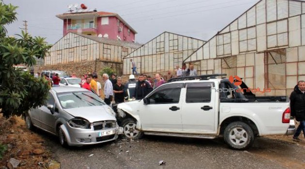 Antalya&#039;da feci kaza: 5 yaralı