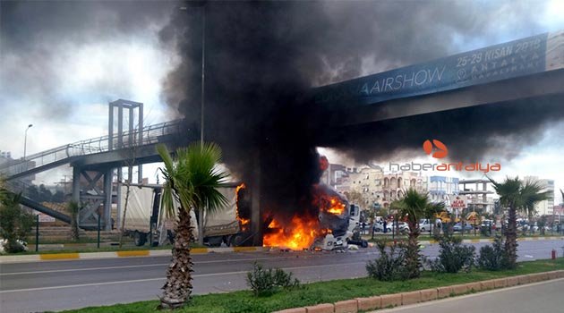 Antalya'da feci kaza! TIR alev alev yandı