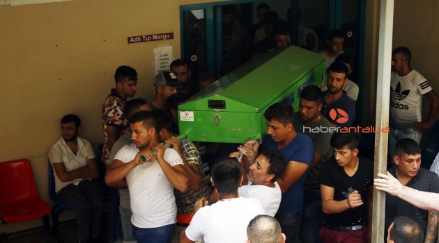 Antalya'da feci kazada hayatını kaybeden 4 kişinin cenazesi alındı