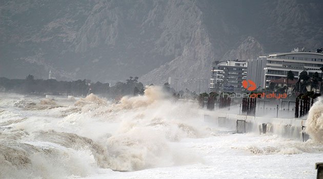 Antalya'da fırtına dev dalgalar oluşturdu