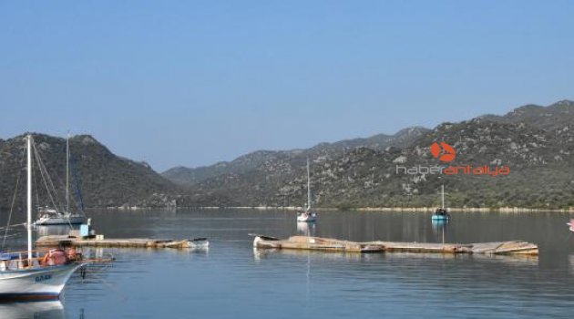 Antalya'da fırtına iskeleyi dörde böldü!