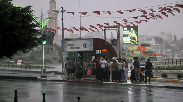 ANTALYA'DA FIRTINA, ŞİDDETLİ YAĞMUR VE DOLU