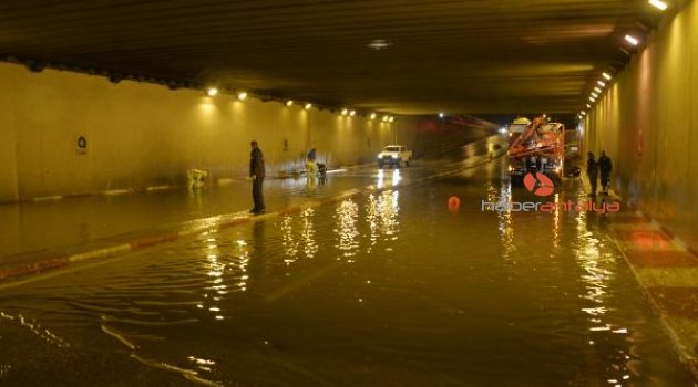 Antalya'da fırtına yıktı geçti, altgeçitler suyla doldu | Yağış ve fırtına devam edecek mi? Antalya hava durumu