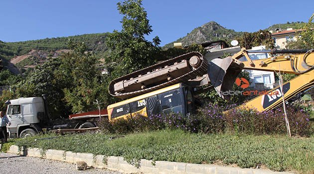 Antalya'da freni boşalan tır, faciaya yol açıyordu